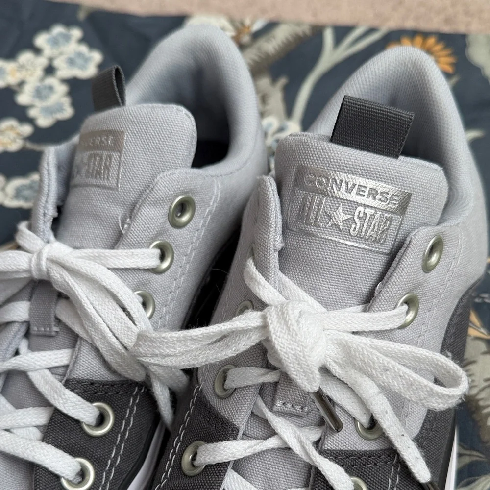 Converse women's Grey and Silver Sneakers size 7.5 - Picture 2 of 10